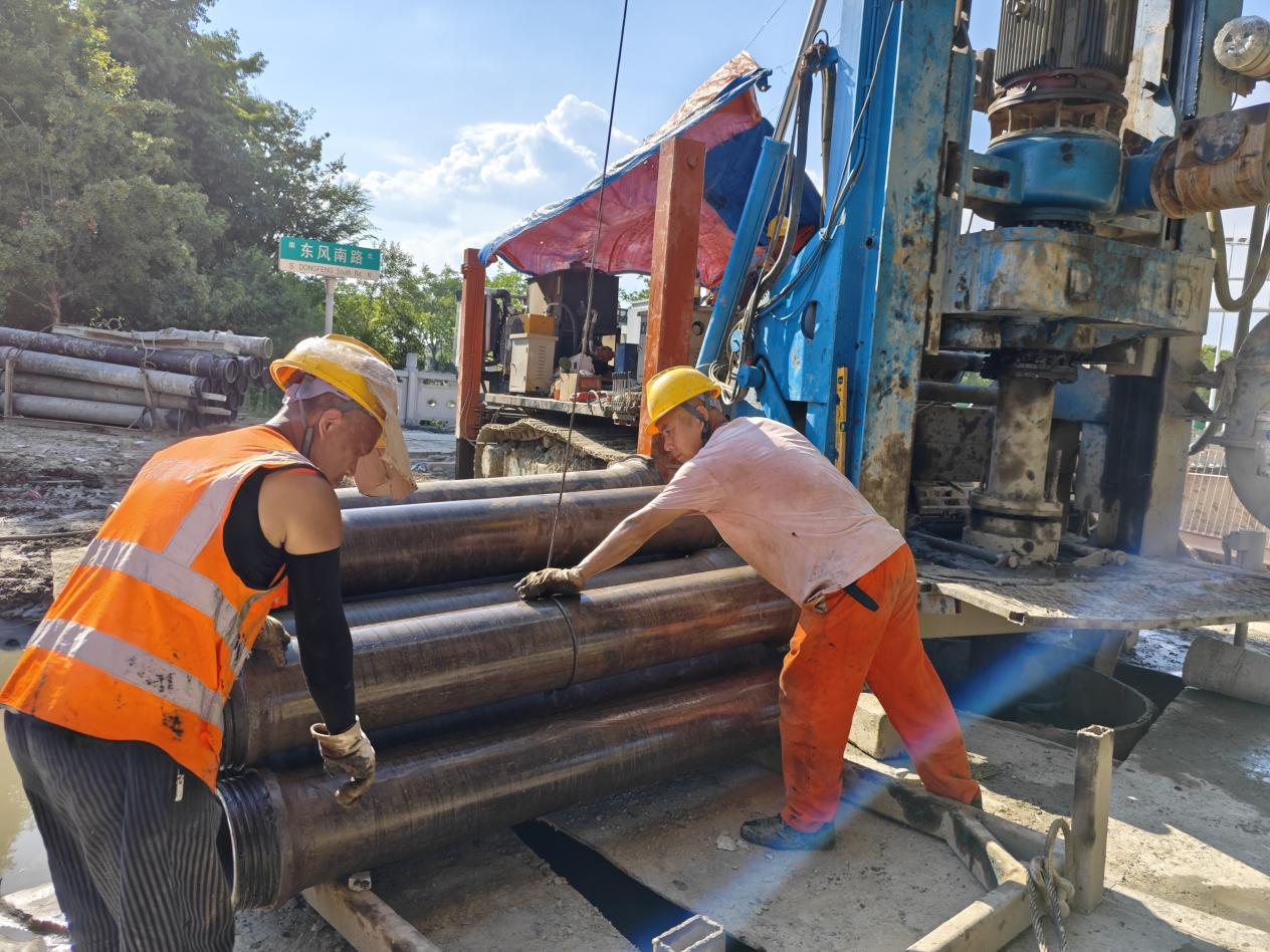 烈日下的一线工人——泰州高铁南站建设者40℃高温下的坚守